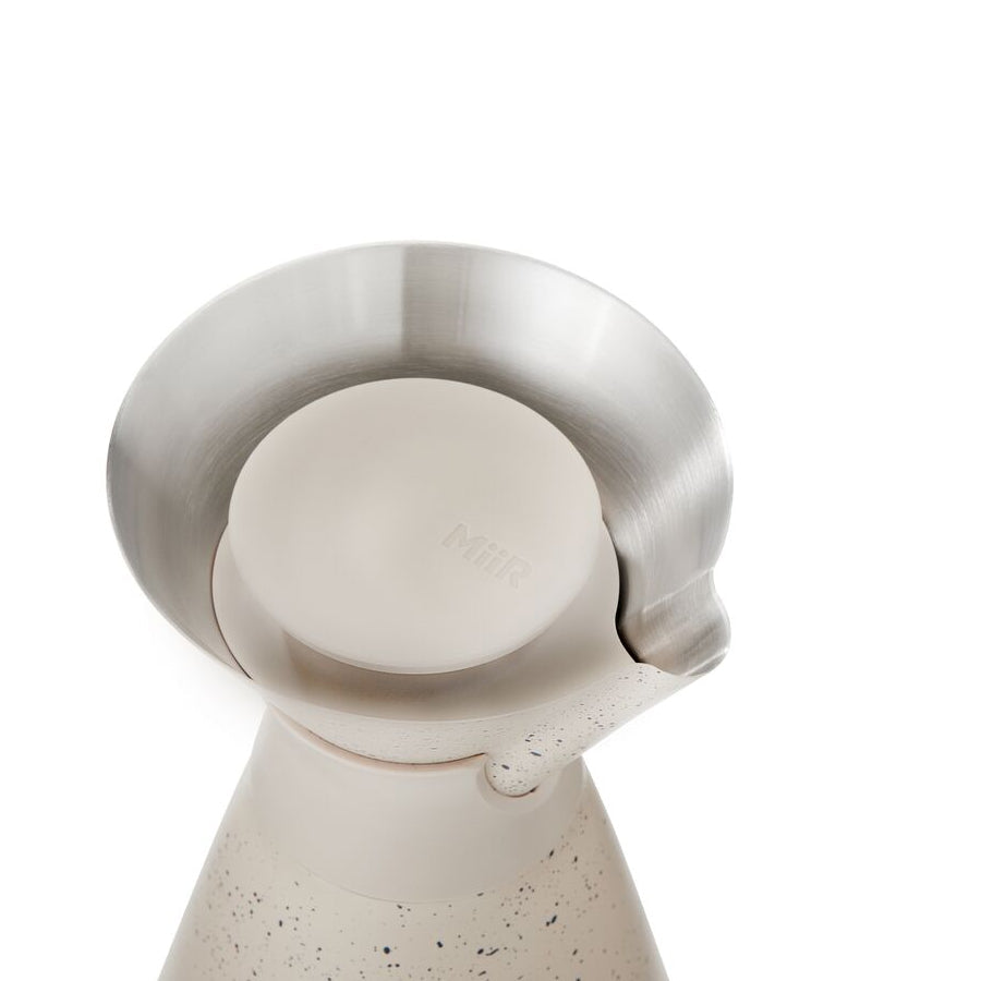 new-standard-carafe-t4 WebPDP-33oz_New_Standard_Carafe_Desert_Tan_Speckle_Studio__CAR1SVOS224_45_Lid_On.jpg